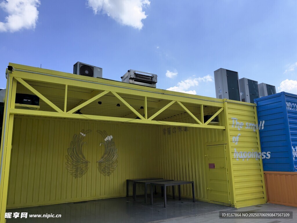 黄色户外框架建筑结构