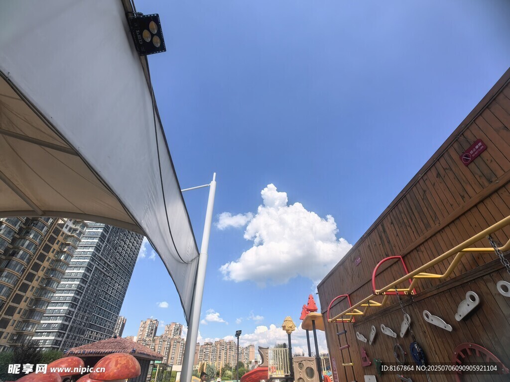 城市街道上空的蓝天白云