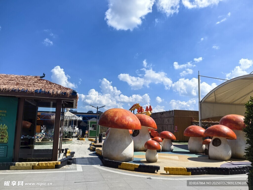 蘑菇造型建筑的户外场景