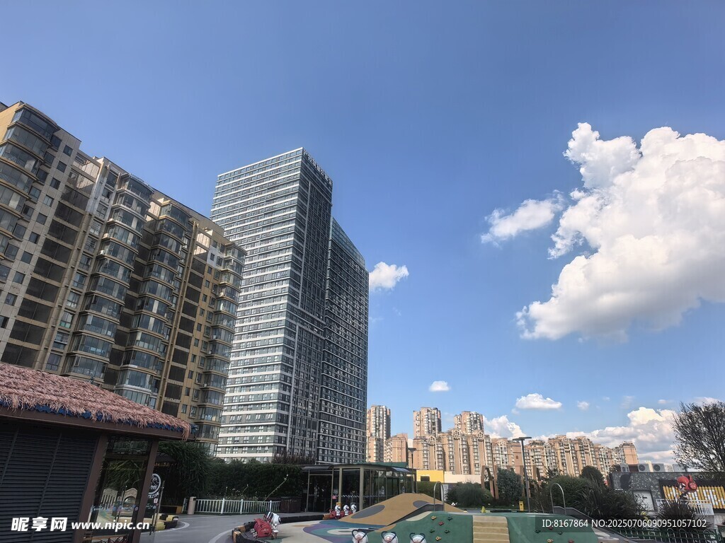 城市高楼与晴朗蓝天景观
