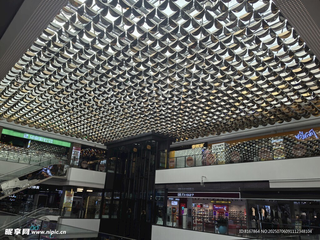 商场璀璨灯光吊顶景观