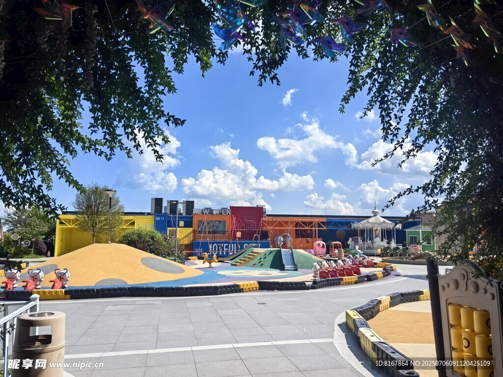 欢乐多彩的户外游乐场景
