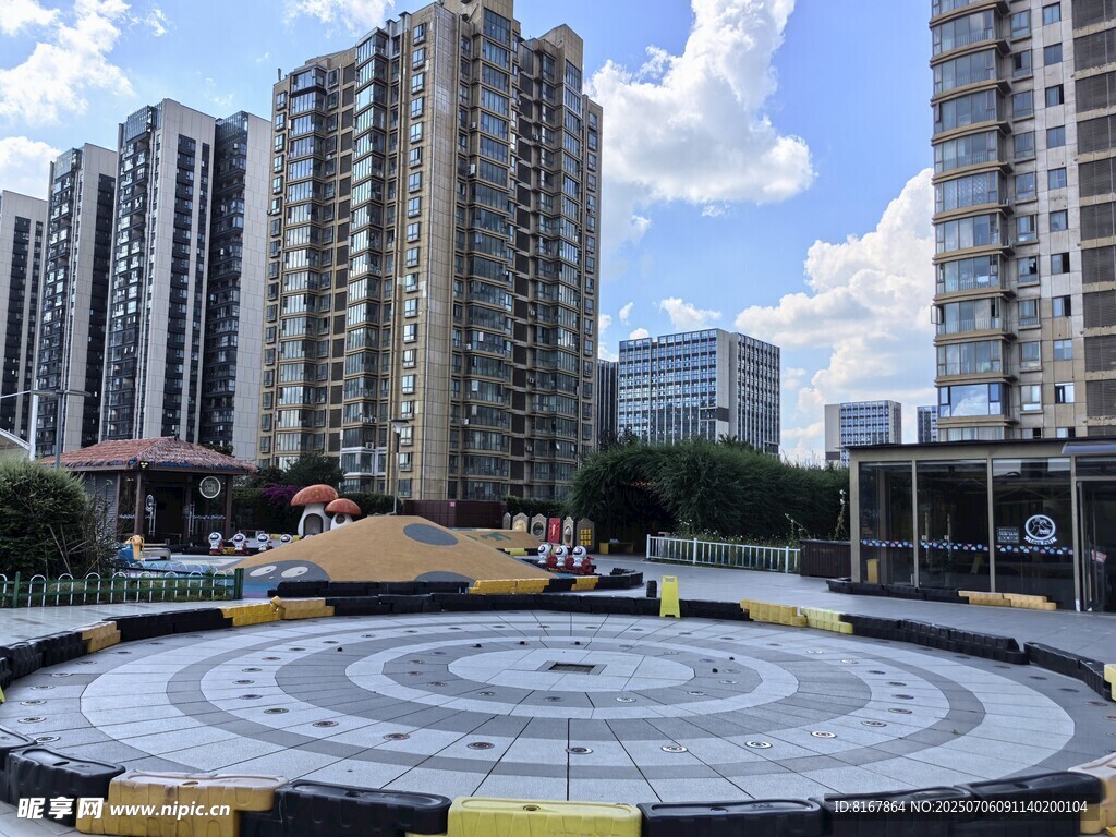 城市广场中的圆形景观设施
