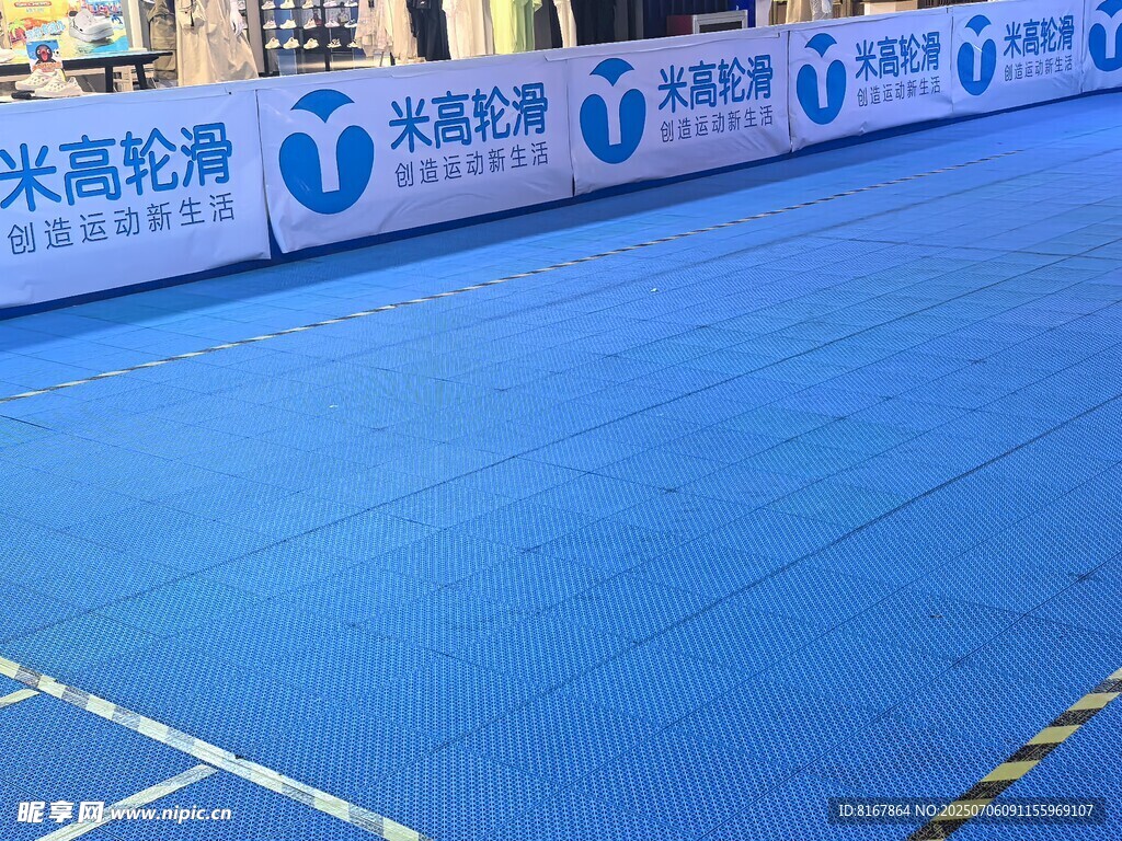 蓝色泳池铺设现场