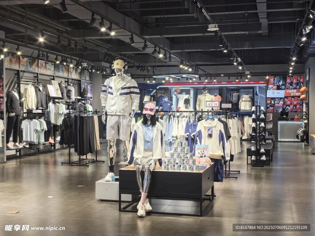 时尚服装店内部陈列展示