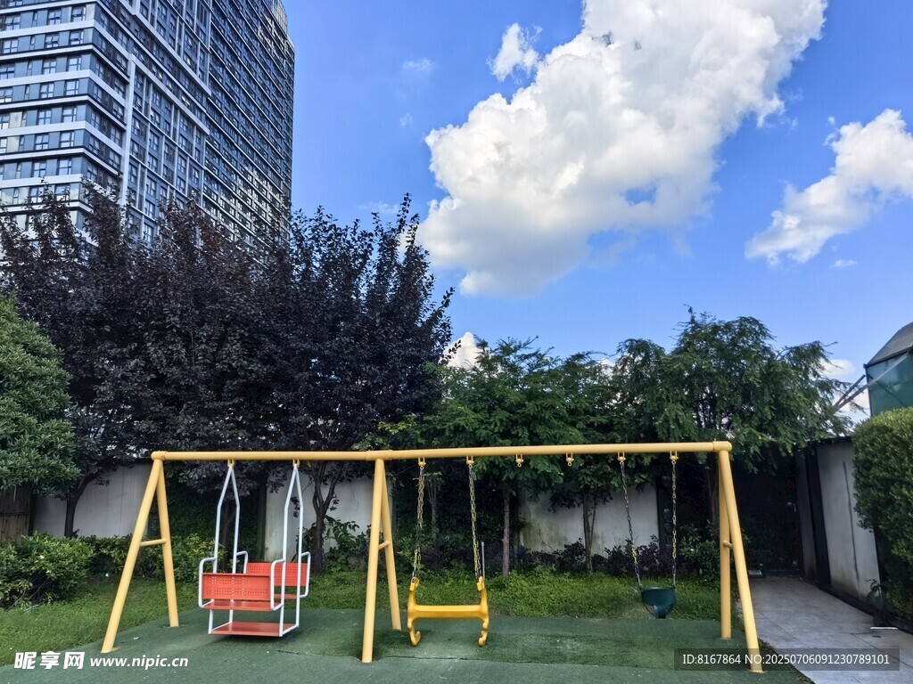 户外草坪上的黄色秋千架