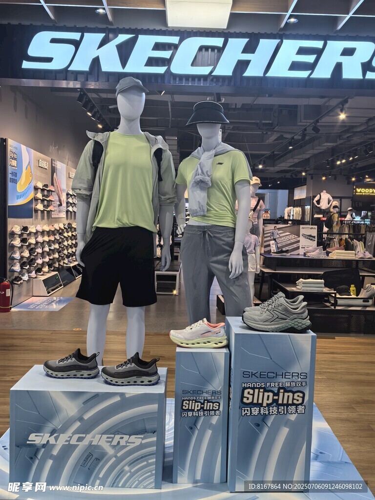 斯凯奇店内的模特与鞋款展示