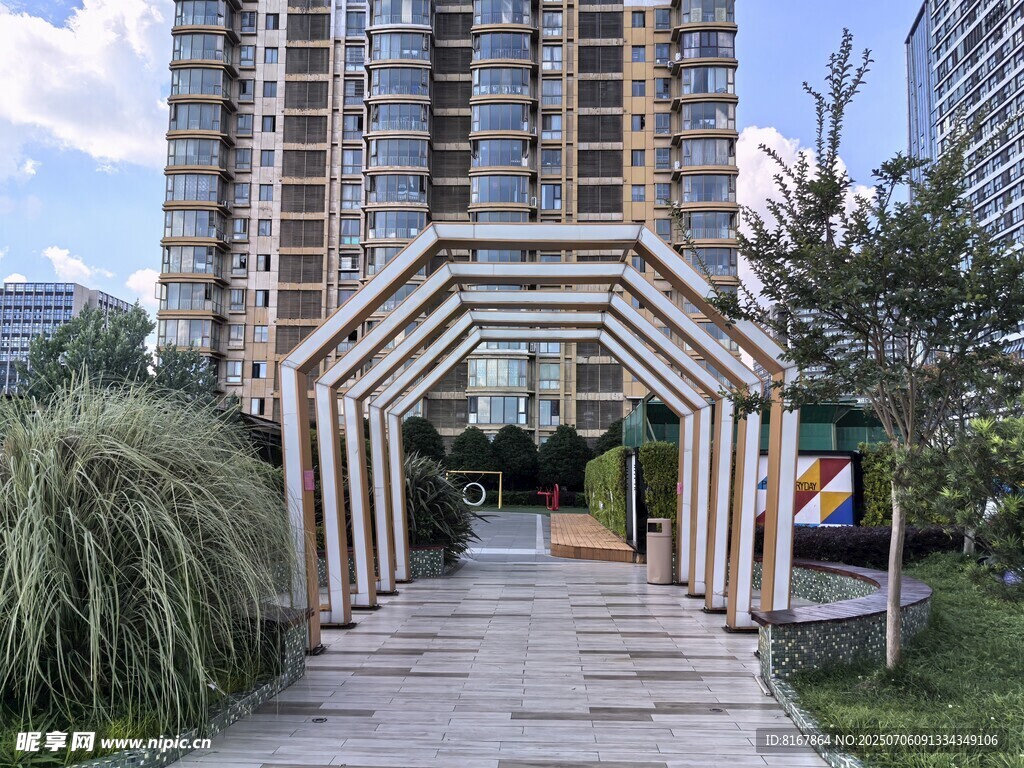 小区内别致的拱形步道景观
