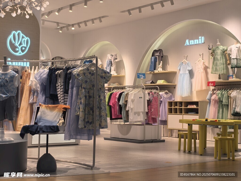 时尚服装店内部陈列展示