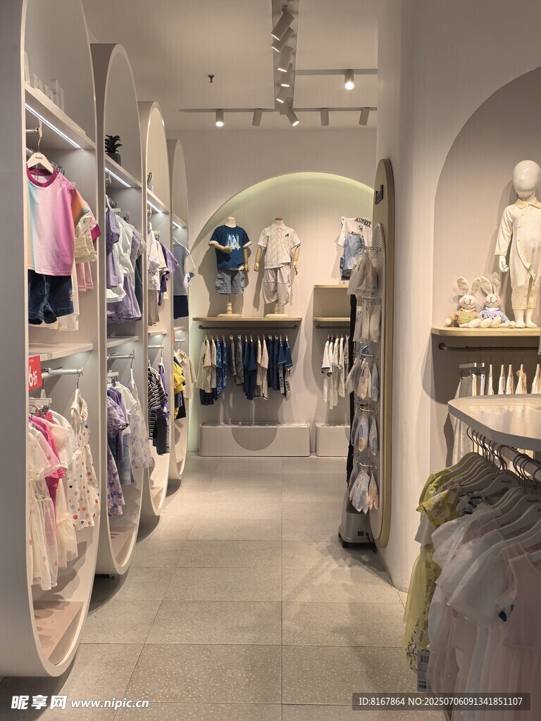 时尚童装店内部陈列展示