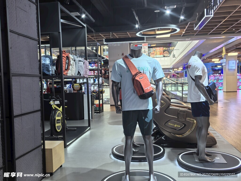 店内男士服饰展示场景