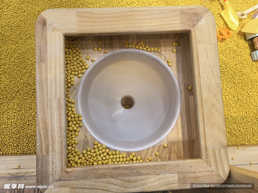 木框中的金属圆盘与谷物