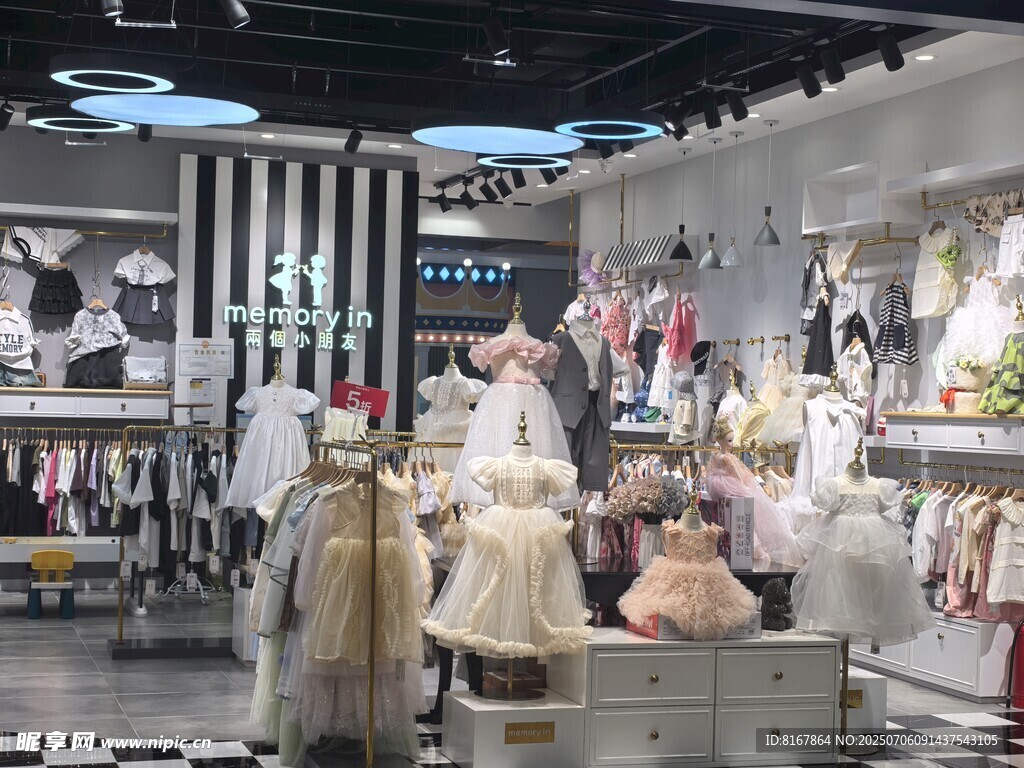 时尚童装店内景展示