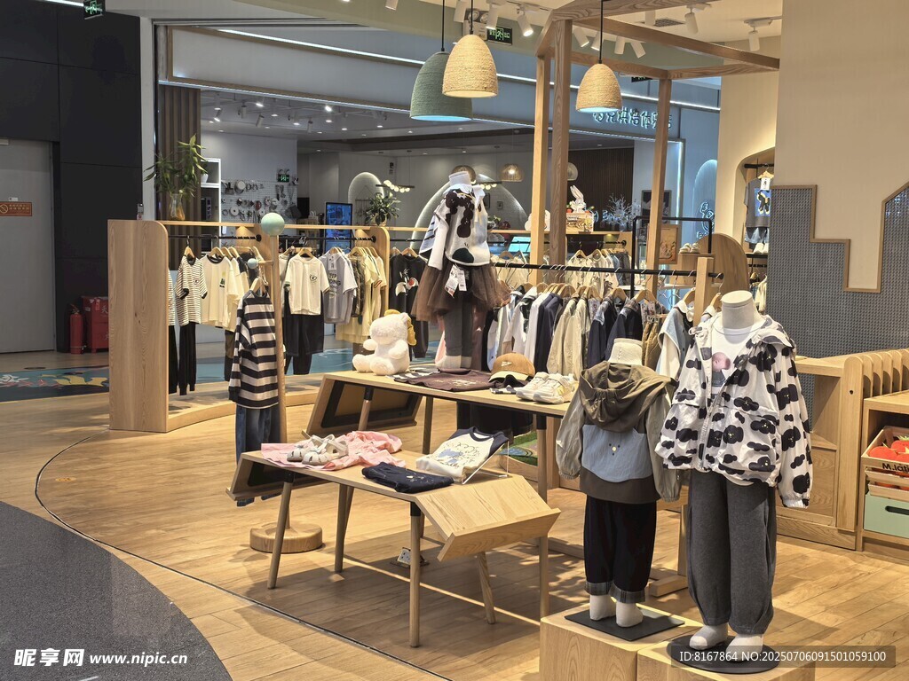 时尚童装店内景展示