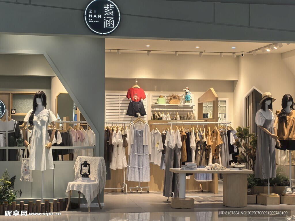 时尚女装店陈列展示