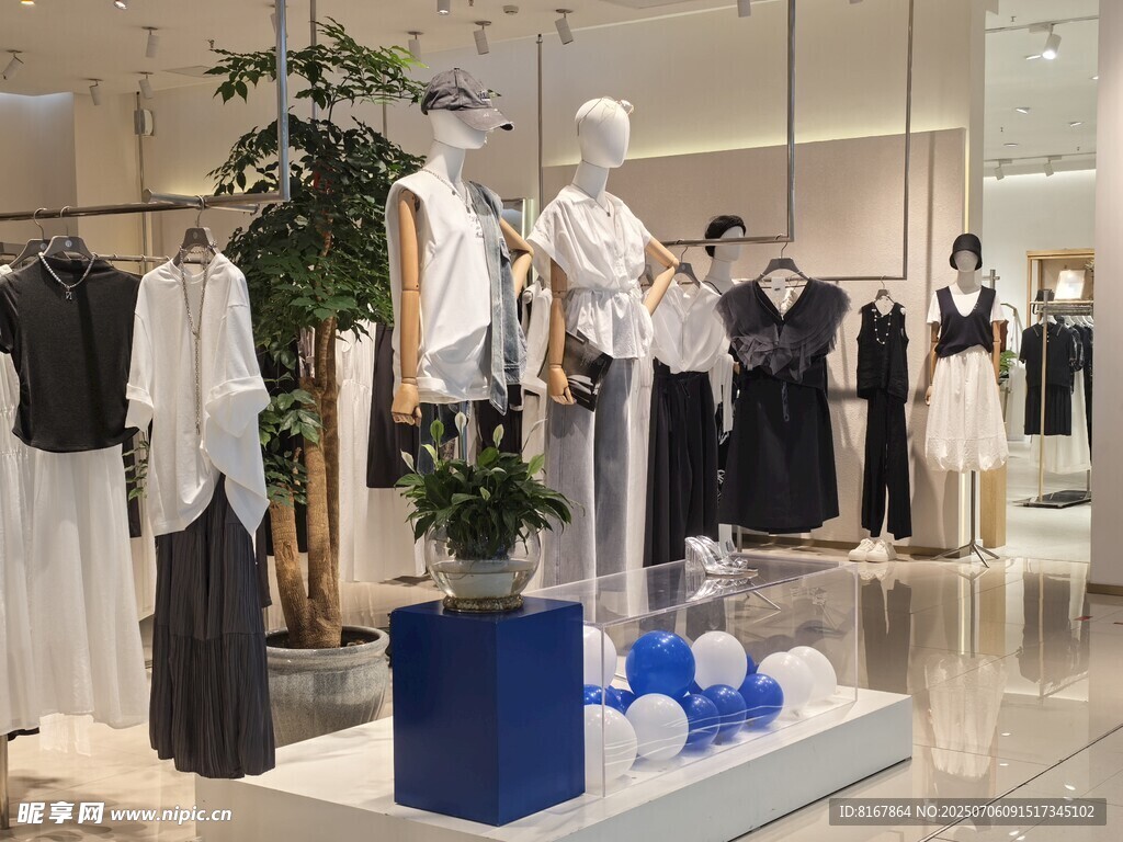 时尚服装店陈列展示