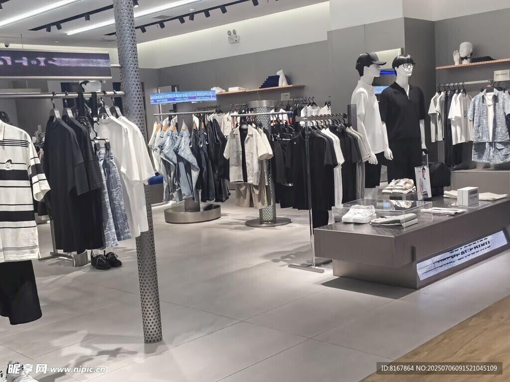 时尚服装店内部陈列展示