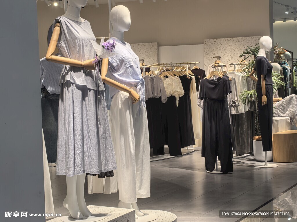 时尚服装店的模特陈列展示