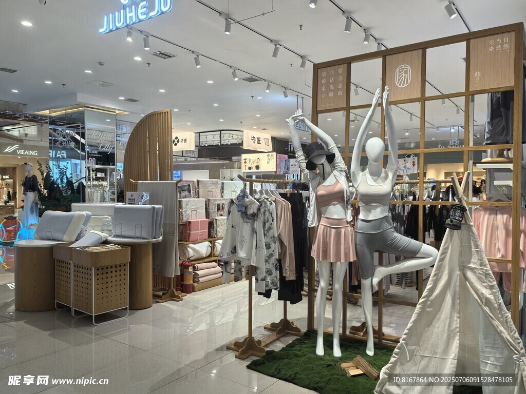 时尚服装店内部陈列展示
