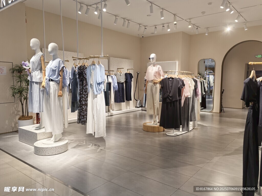 时尚服装店的多样服饰展示