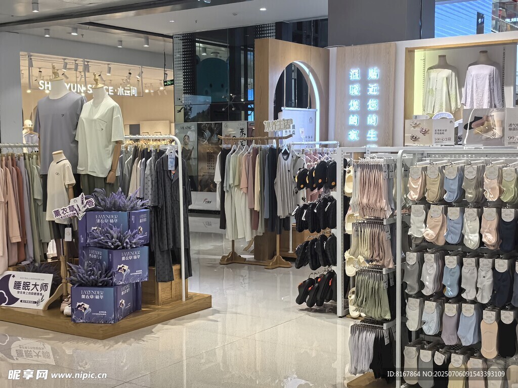 时尚服装店内部陈列展示