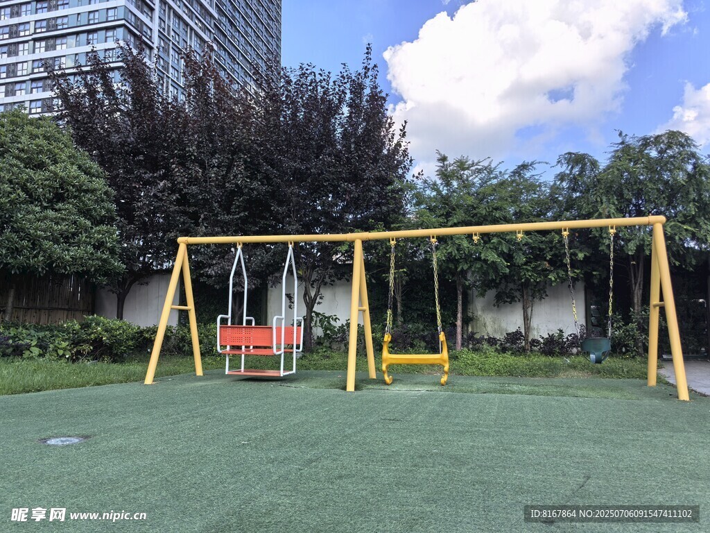 户外公园中的黄色秋千架