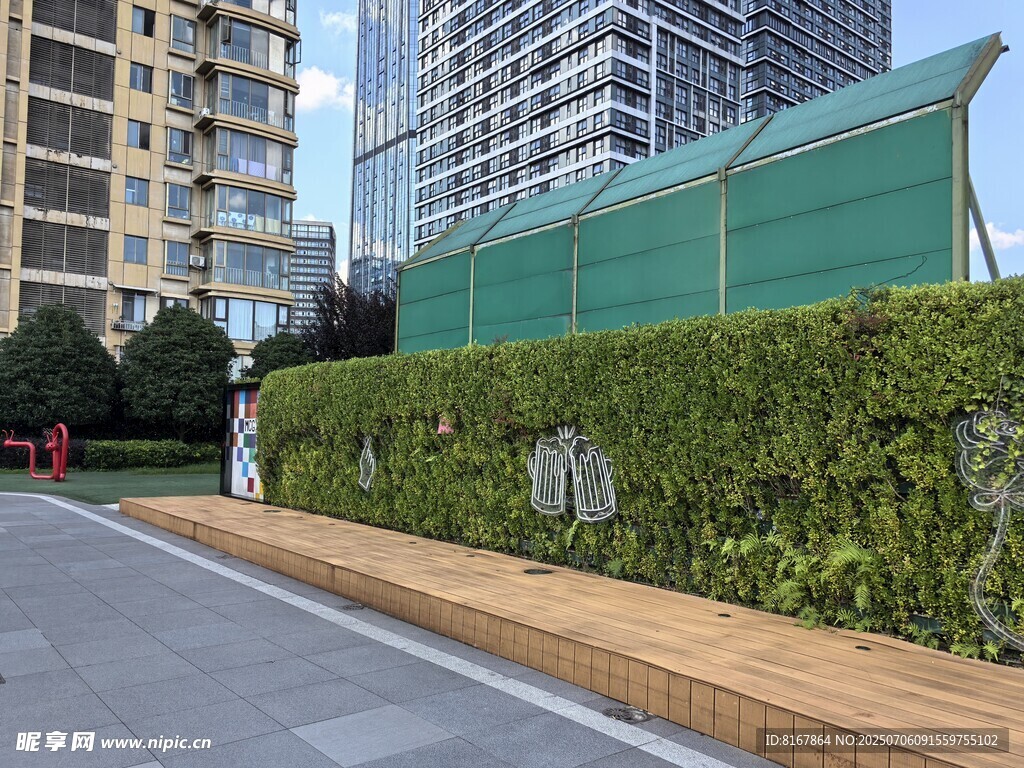 城市绿植景观与现代建筑