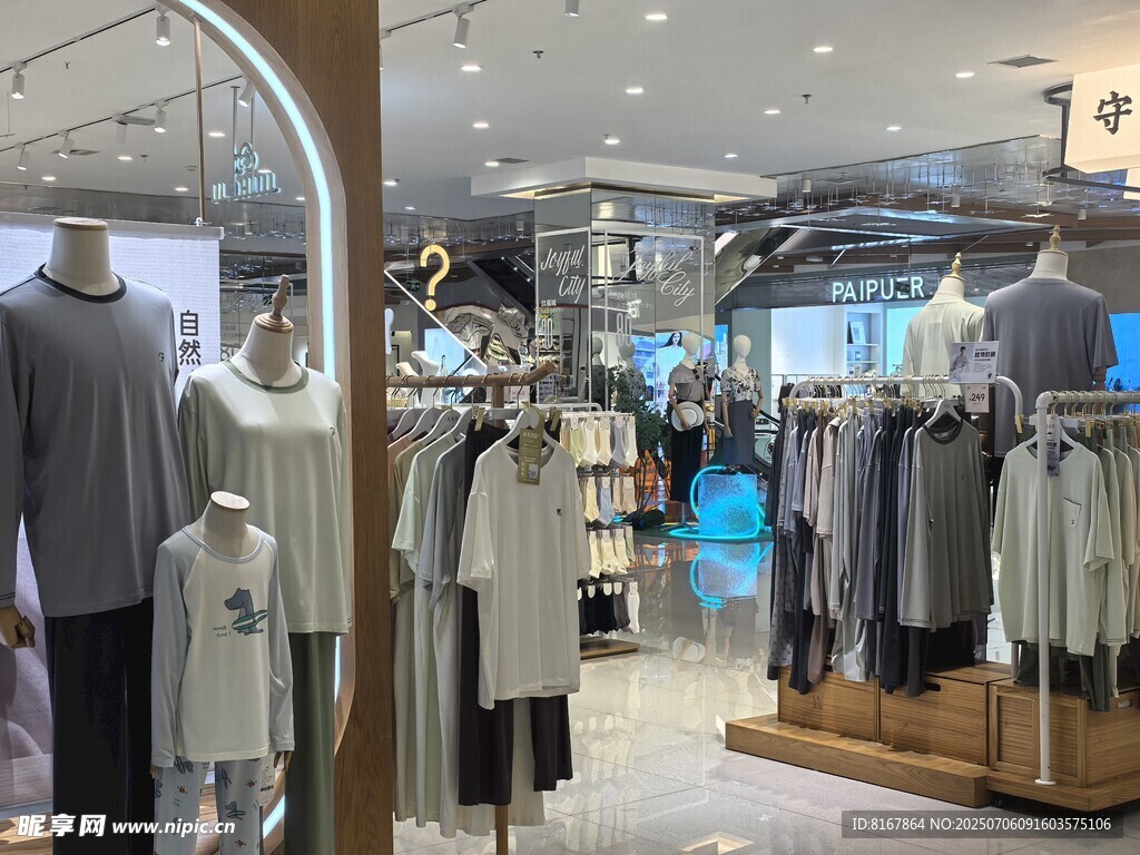 时尚服装店内部陈列展示