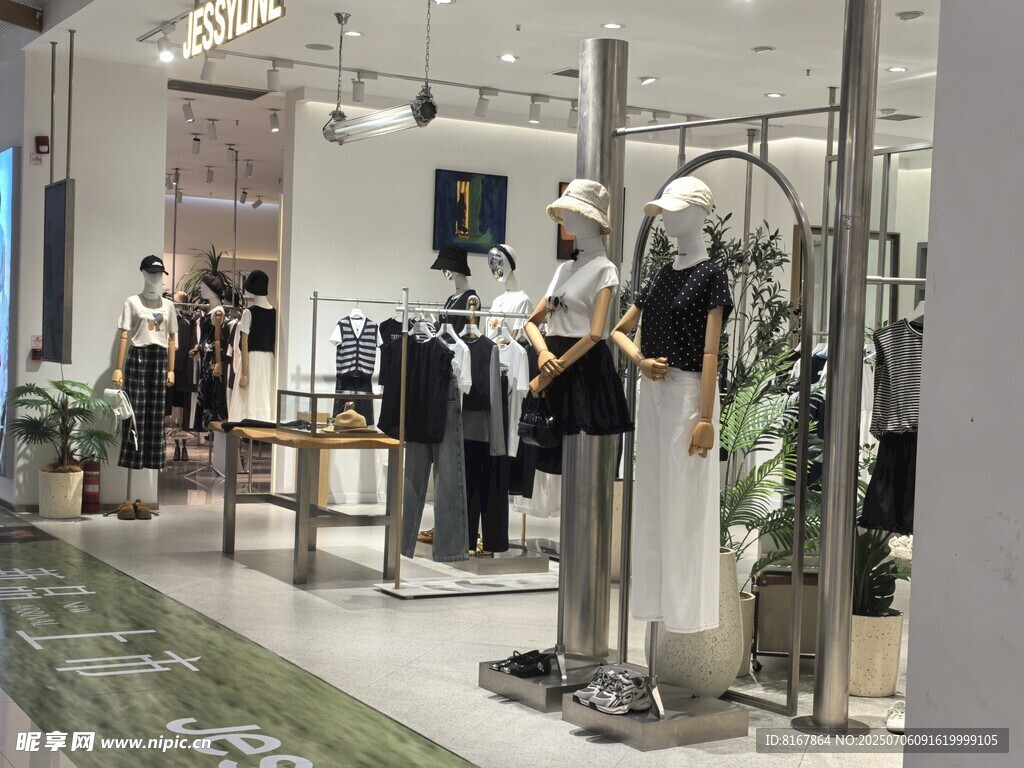 时尚服装店内部陈列展示