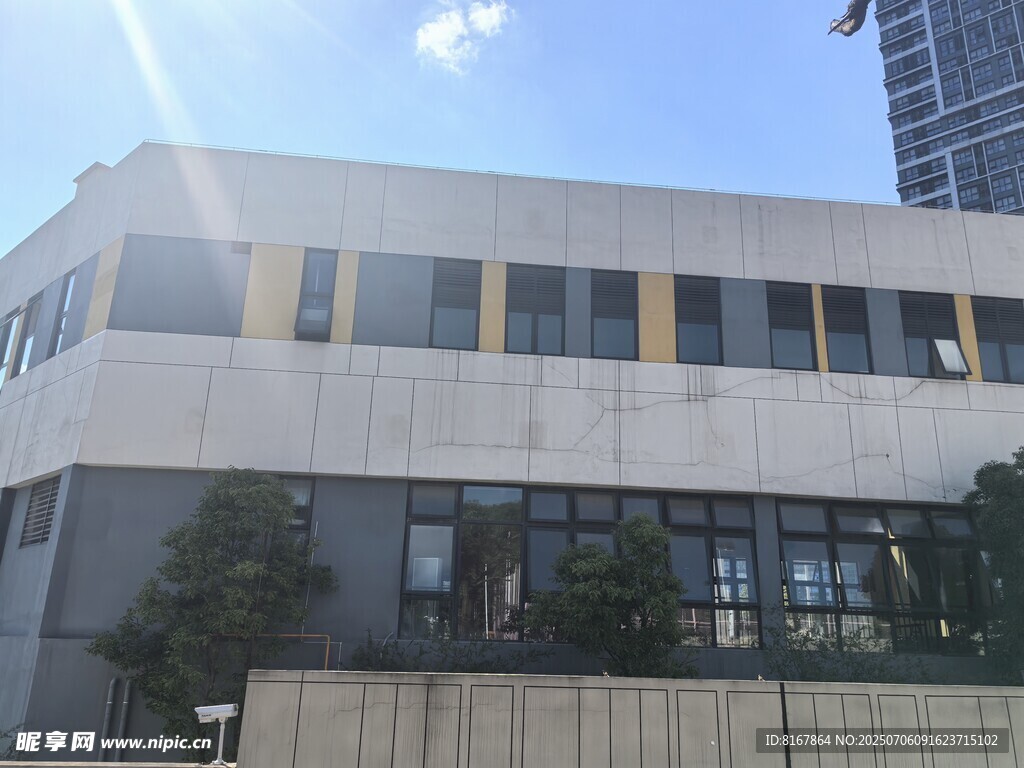 现代风格多层建筑外观