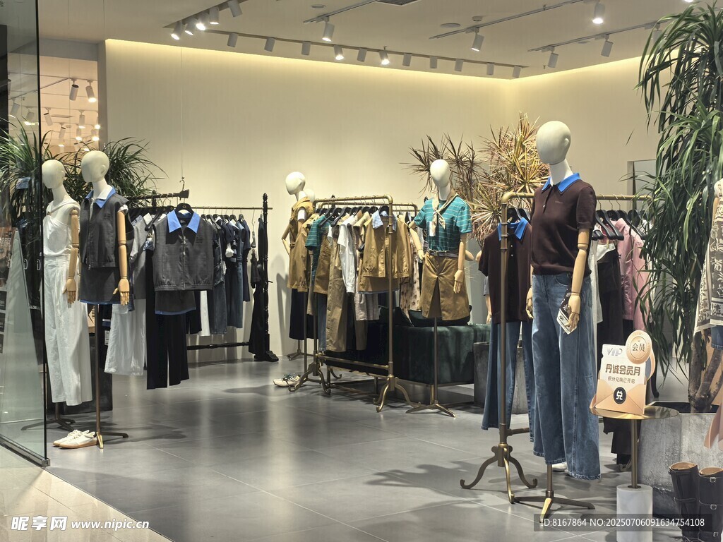 时尚服装店陈列展示