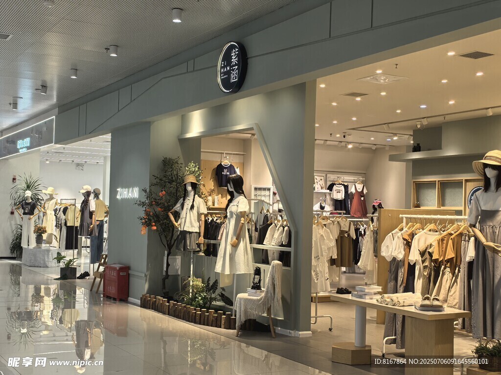 时尚服装店内部陈列展示