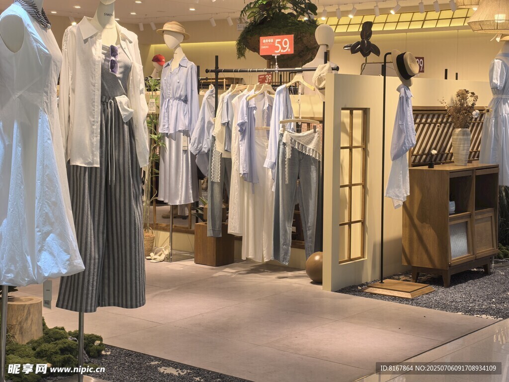 时尚服装店陈列展示