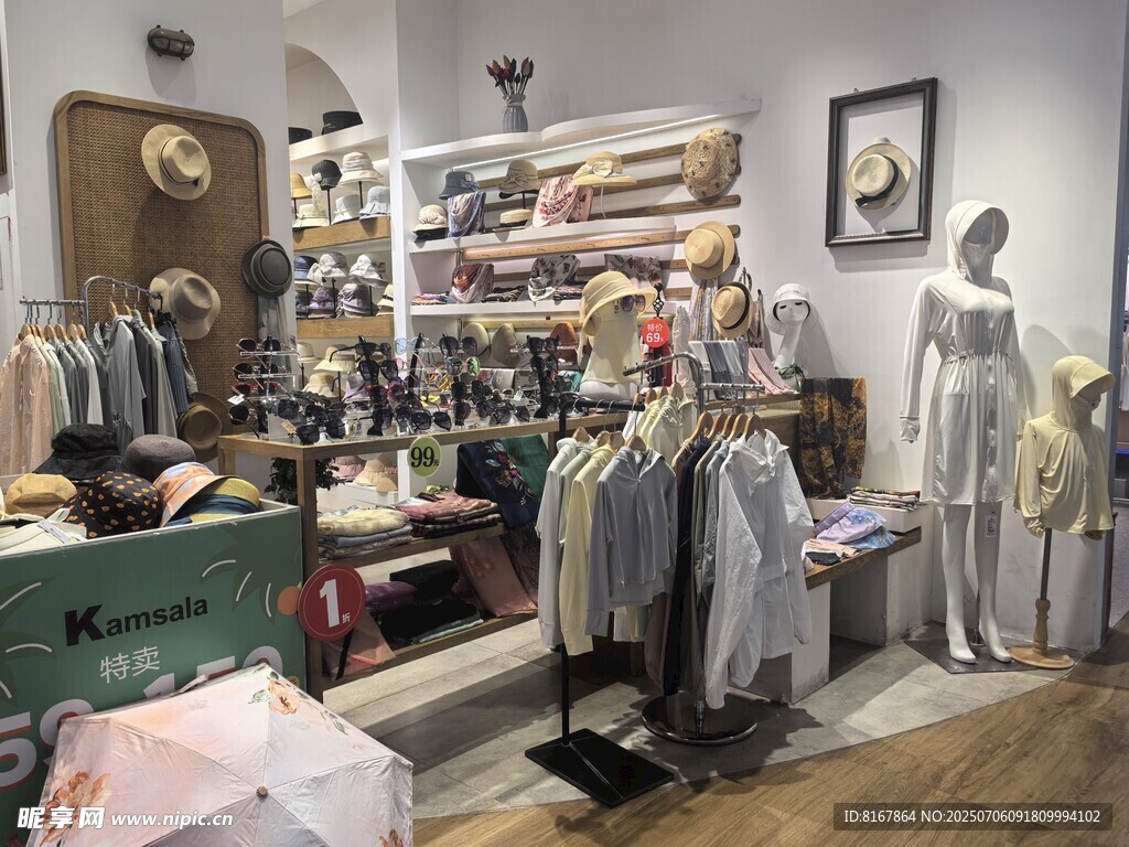 复古风格服饰店陈列展示
