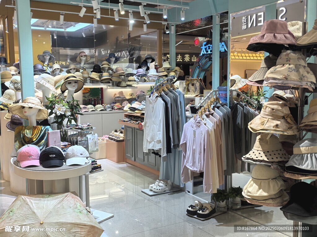 时尚服装店内部陈列展示