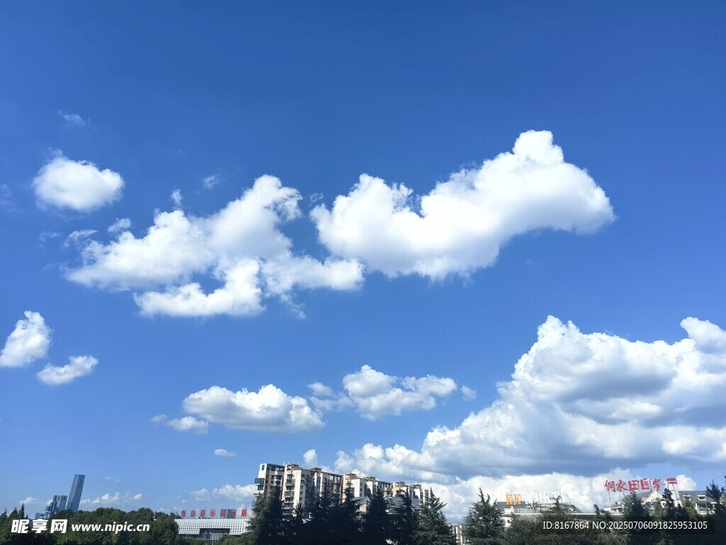 蓝天白云下的城市风景