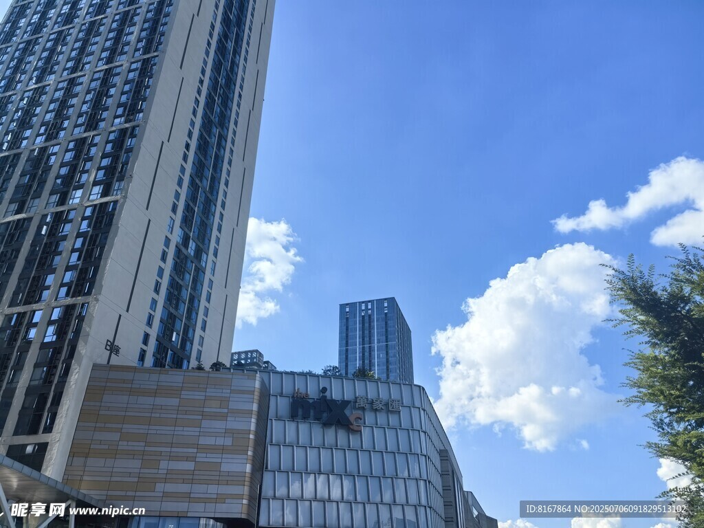 都市高楼与蓝天白云