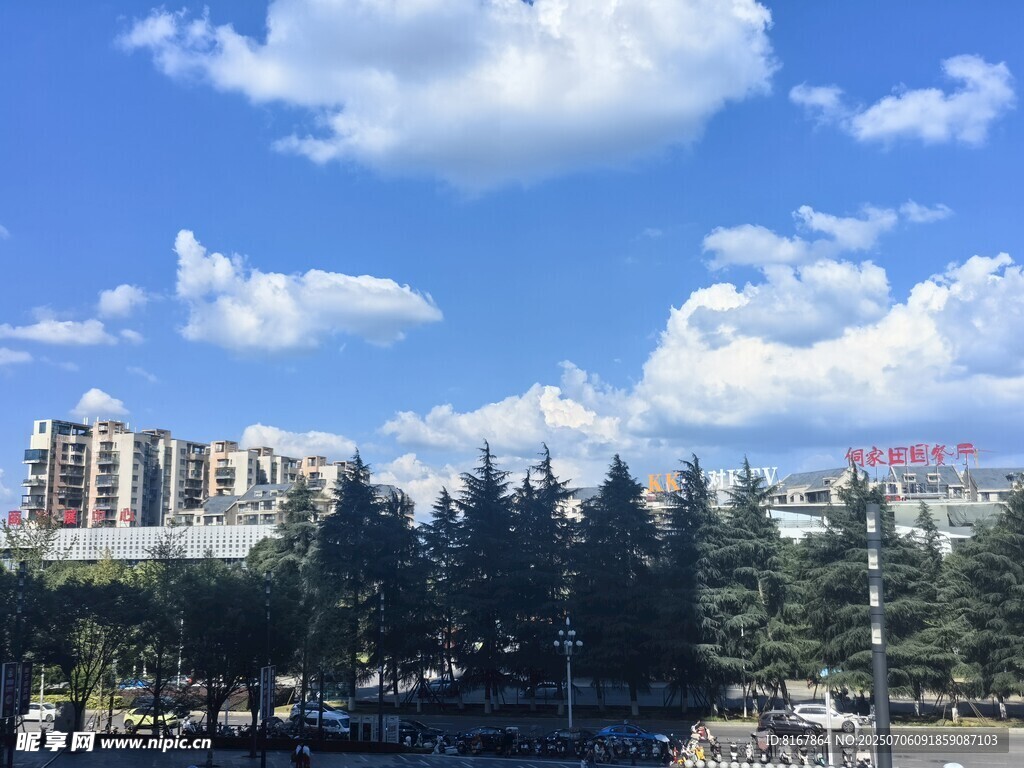 城市蓝天绿树风景图