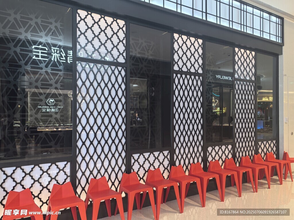 户外红椅与几何建筑景观