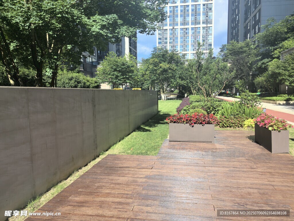 城市中的静谧木质花园小径