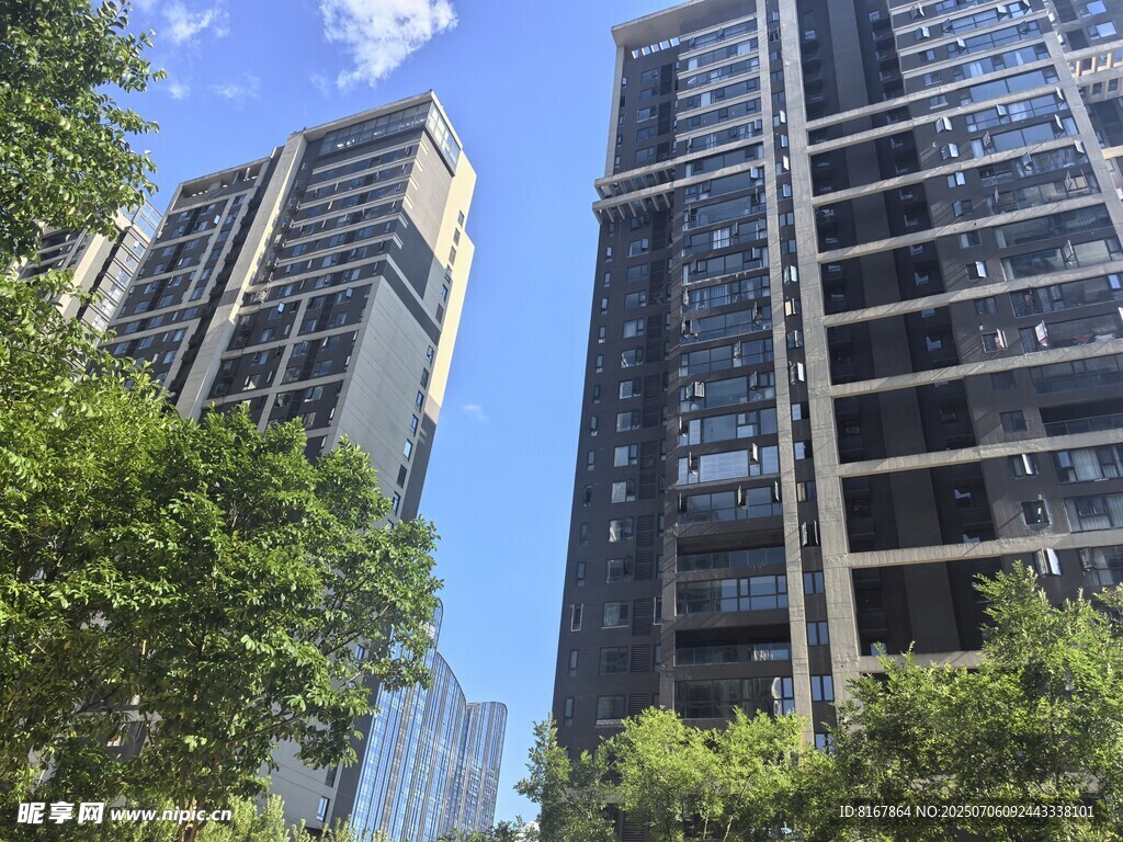 都市高层住宅与绿树景观