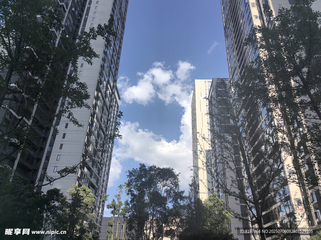 高楼林立间的蓝天白云