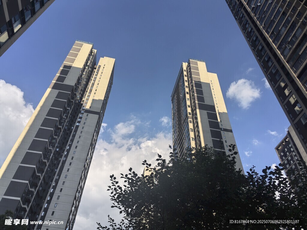 城市高楼与蓝天绿树景观