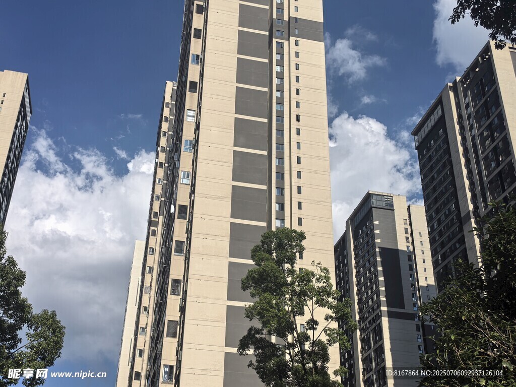 高耸入云的城市摩天大楼