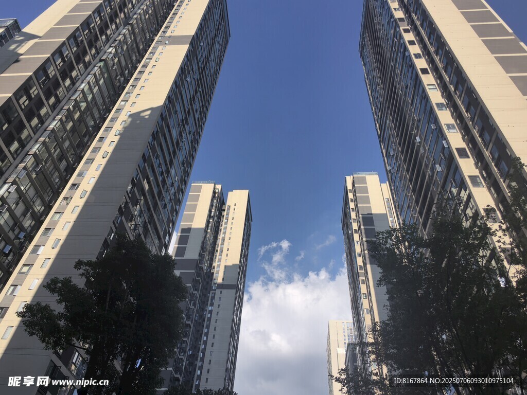 仰视城市高楼建筑群