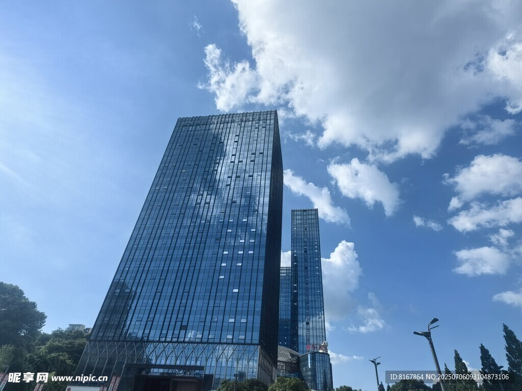 现代玻璃幕墙高楼大厦
