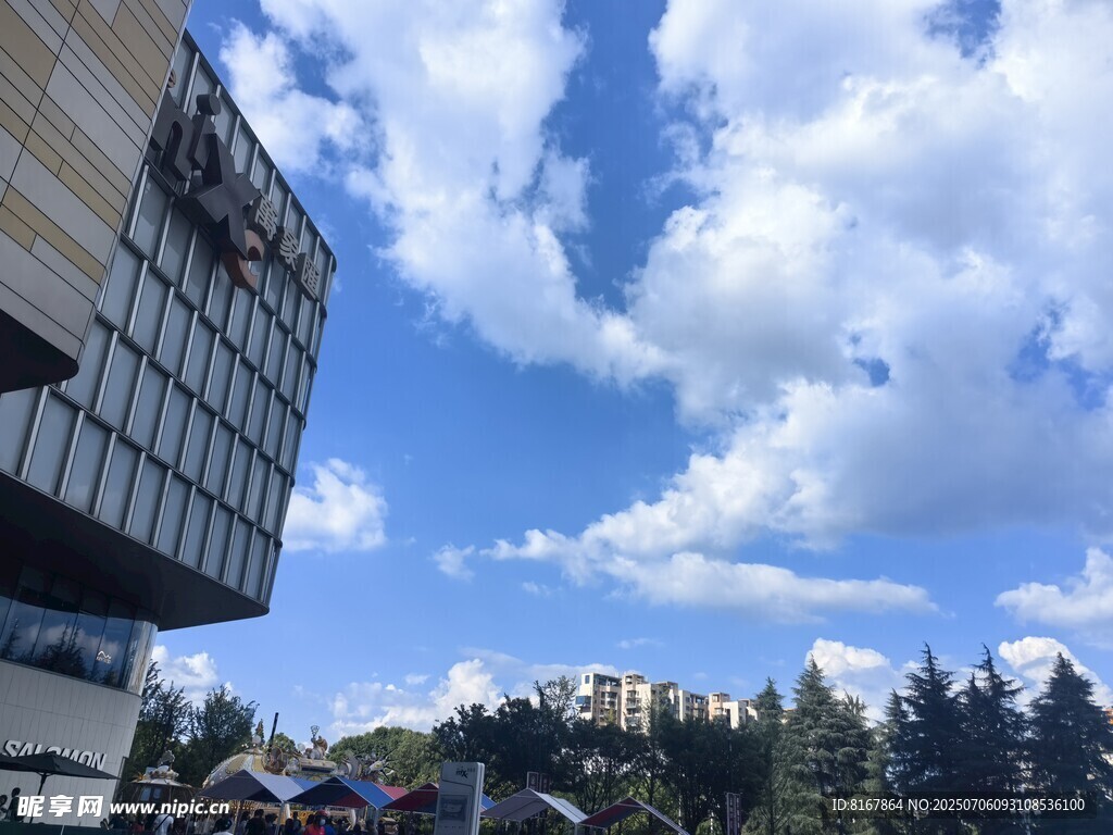 现代建筑与蓝天白云景观