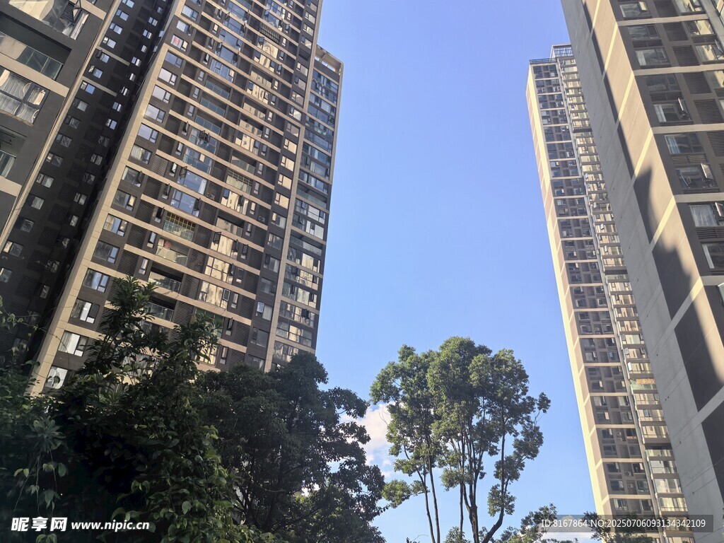 高层住宅与绿植景观