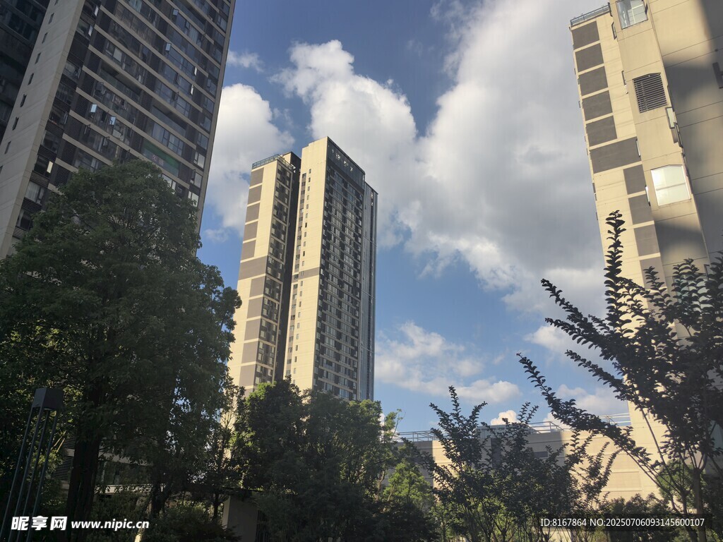 城市高楼与蓝天白云景观