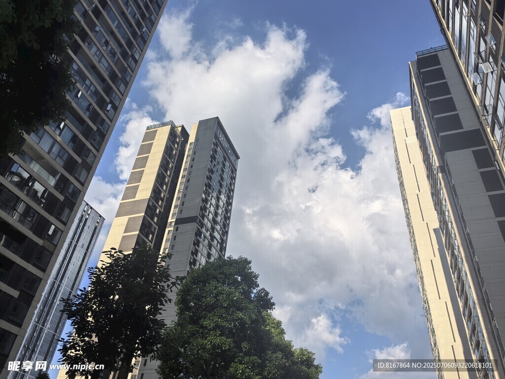 城市高楼与蓝天白云景观